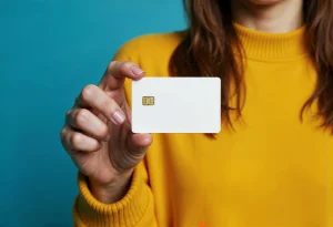 نمای نزدیک کارت ویزیت هوشمند NFC کارت نو در دست یک شخص در جلسه کاری