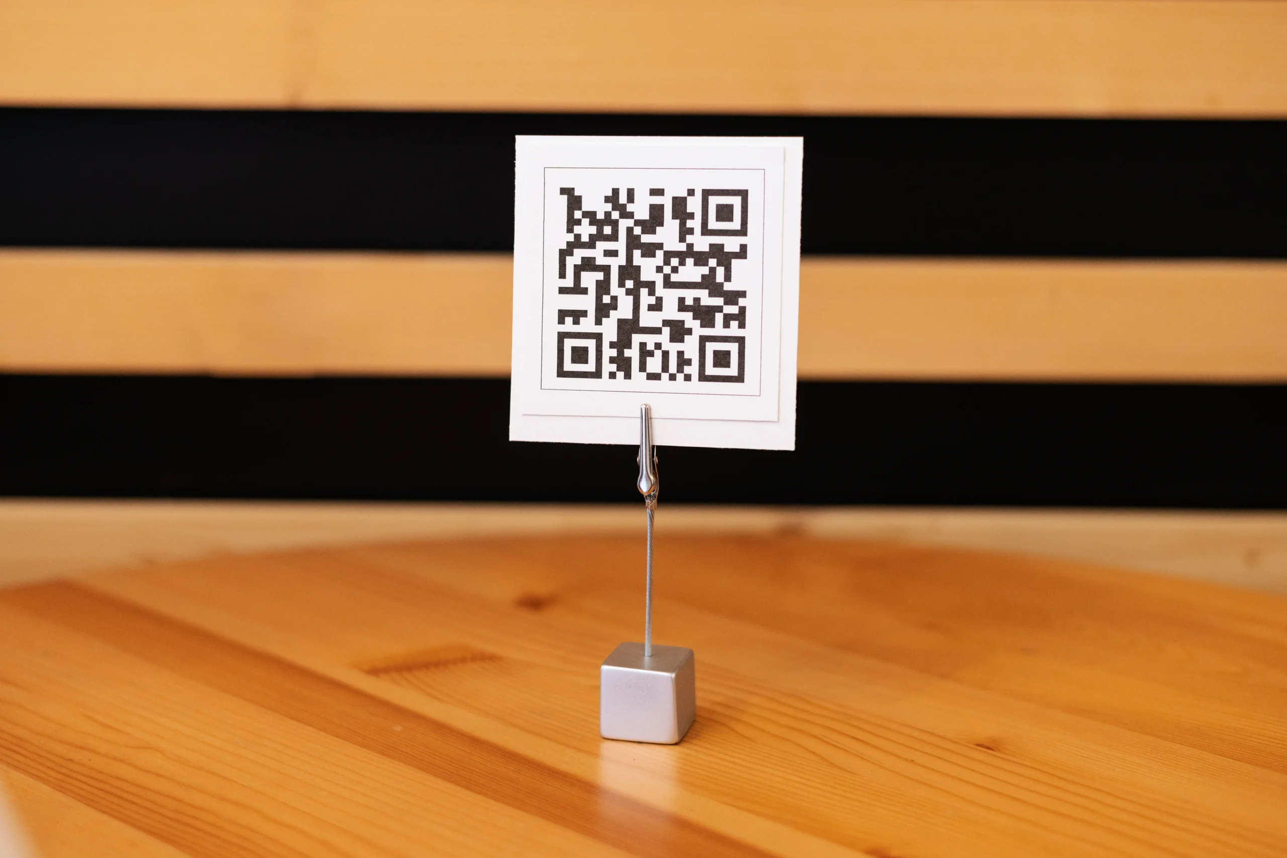 تصویر کارت ویزیت مدرن با NFC و QR Code و طراحی اختصاصی برند