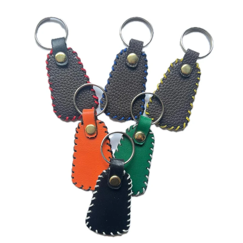 نمای نزدیک دستهکلید هوشمند NFC کارت نو در حال انتقال لینک و اطلاعات به گوشی موبایل