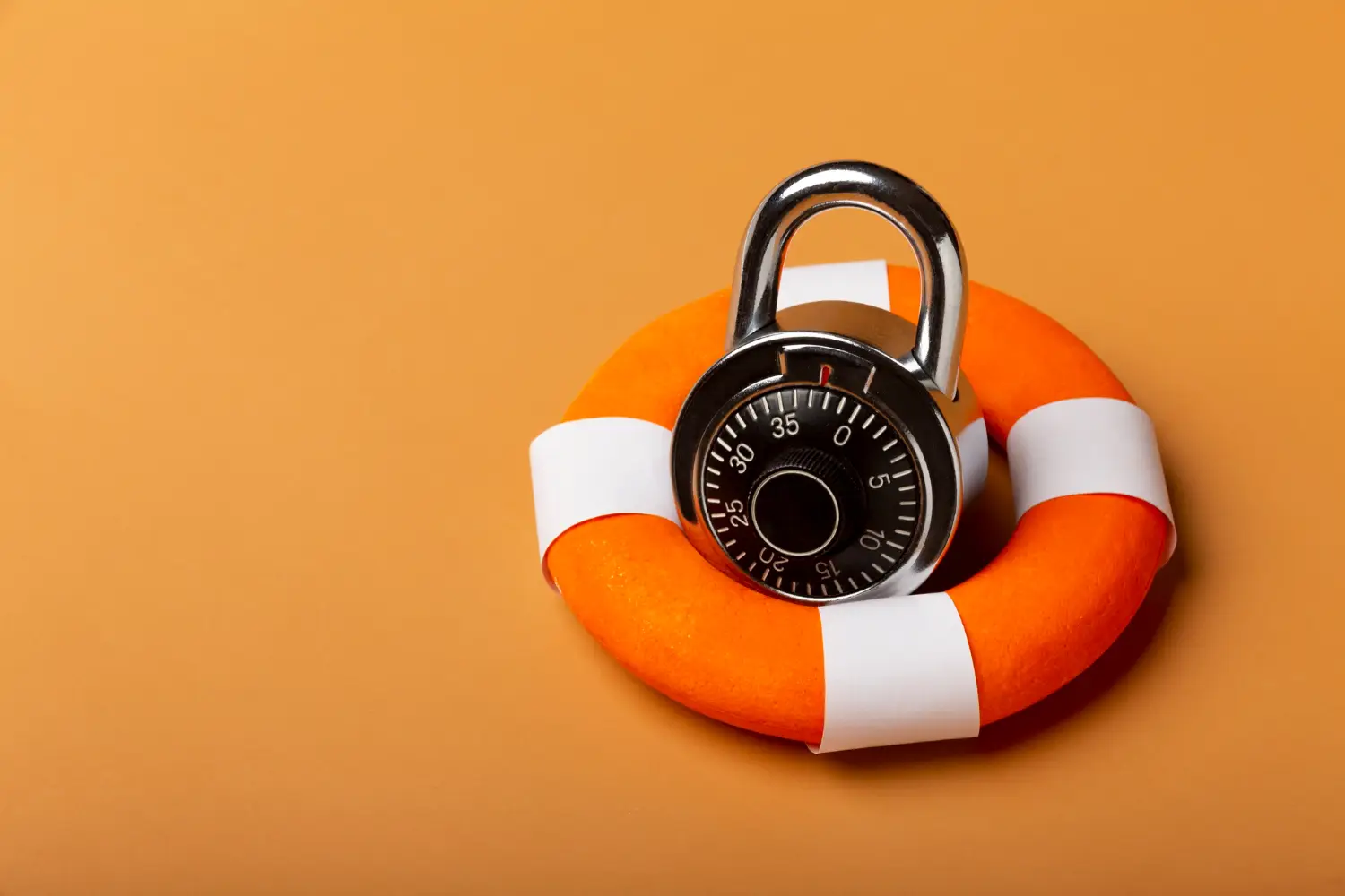 مقایسه امنیت NFC و QR Code در انتقال اطلاعات مشتری